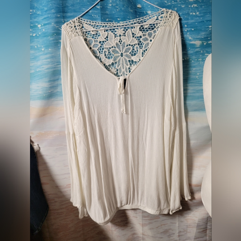 Torrid Size 3  Lace Trim Blouse Plunge Neckline‎